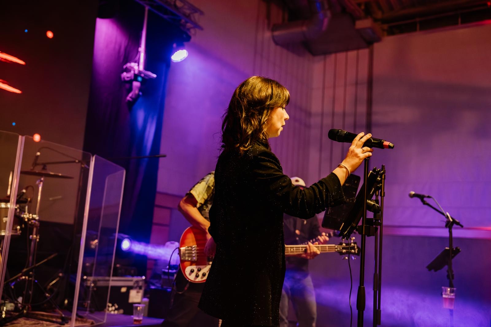 Bassist im Licht – tiefer Groove auf der Bühne